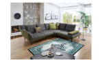 Komfort-Ecksofa vito Ticona, in der Farbausführung Anthrazit / Olive, in einem Raum stehend