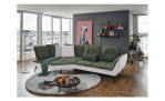 Komfort-Ecksofa vito Ticona, in der Farbausführung Olive / Silver, in einem Raum stehend mit der Rückenfunktion