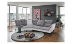 Komfort-Ecksofa vito Ticona, in der Farbausführung Silver, in einem Raum stehend mit der Rückenneigung