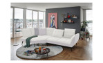 Komfort-Ecksofa vito Ticona, in der Farbausführung Weiß / Silver, in einem Raum stehend mit der Rückenneigung