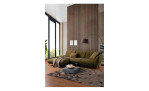 Komfort - Excksofa vito Creda, in der Farbausführung Olive, in einem Raum stehend  mit Dekokissen und Decke