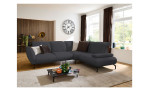 Komfort-Ecksofa vito Bevy, in der Farbausführung Anthrazit, in einem Raum stehend