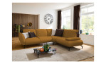 Komfort-Ecksofa vito Bevy, in der Farbausführung Mustard, in einem Raum stehend