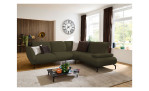 Basis-Ecksofa vito Bevy, in der Farbausführung Olive, in einem Raum stehend