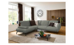 Basis-Ecksofa vito Bevy, in der Farbausführung Stone, in einem Raum stehend