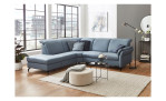 Komfort-Ecksofa vito Sardena, in der Farbausführung Bluegrey, mit Kissen, in einem Raum stehend
