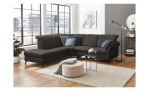 Komfort-Ecksofa vito Sardena, in der Farbausführung Elephant, mit Kissen, in einem Raum stehend