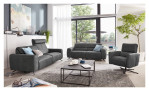 Sofa 3-Sitz MR 260 in einem Echtlederbezug in Charcoal. Auf einem dekorierten Hintergrund