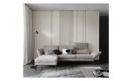 Komfort - Ecksofa Spin, in der Farbausführung taupe, in einem Raum stehend mit einer RFückenneigung und der runtergeklappten Armlehne auf der rechten Seite