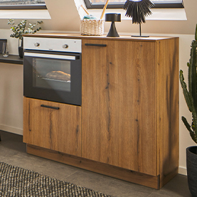 Express-Winkelküche Plan / Clean mit Vorratsschrank und Highboard im Dekor Eiche astig, ausgestattet mit eingebautem Backofen