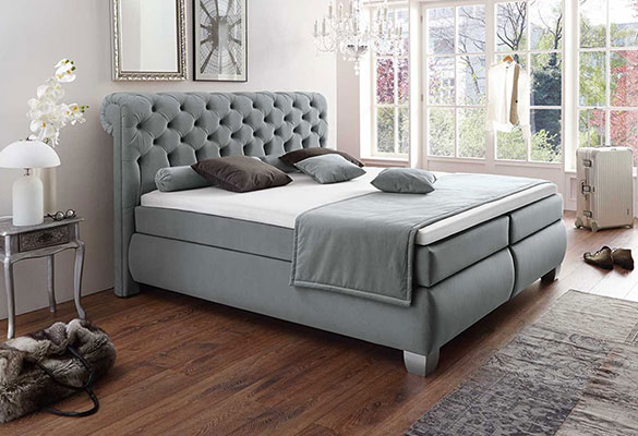Boxspringbett Chandler aus Mikrofaser in Hellgrau, mit Kissen und Überwurf