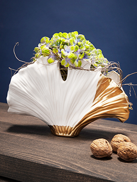 Vase Ginkgo Elegance in der Form eines Ginkgo-Blatts auf Kommode