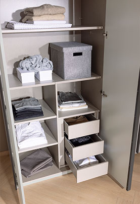 Kleiderschrank Seaside mit offenen Schubladen