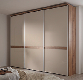 Elfenbeinfarbener Kleiderschrank