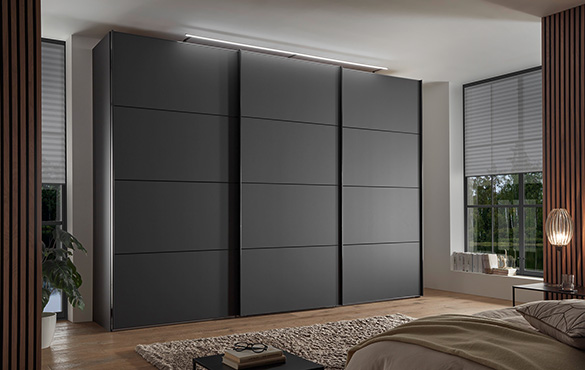 Anthrazitfarbener Kleiderschrank