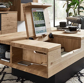 Detailaufnahme Massivholz Couchtisch Pavia mit Tablethalterung und Staufach
