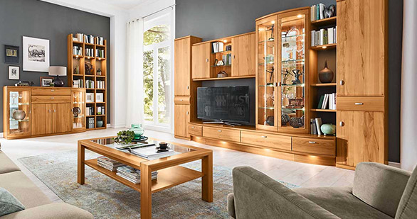 Wohnzimmer mit beleuchteter Wohnwand Mr-Kiana aus Massivholz