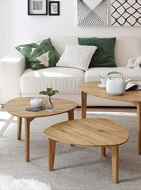 Wohnzimmer im skandinavischen Stil, mit Couchtisch Debby aus massiver Asteiche