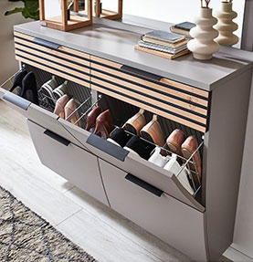 Flur im zeitlosen Stil mit Hänge-Schuhschrank MONDO Swing Stripes, in Graubeige mit Wildeiche
