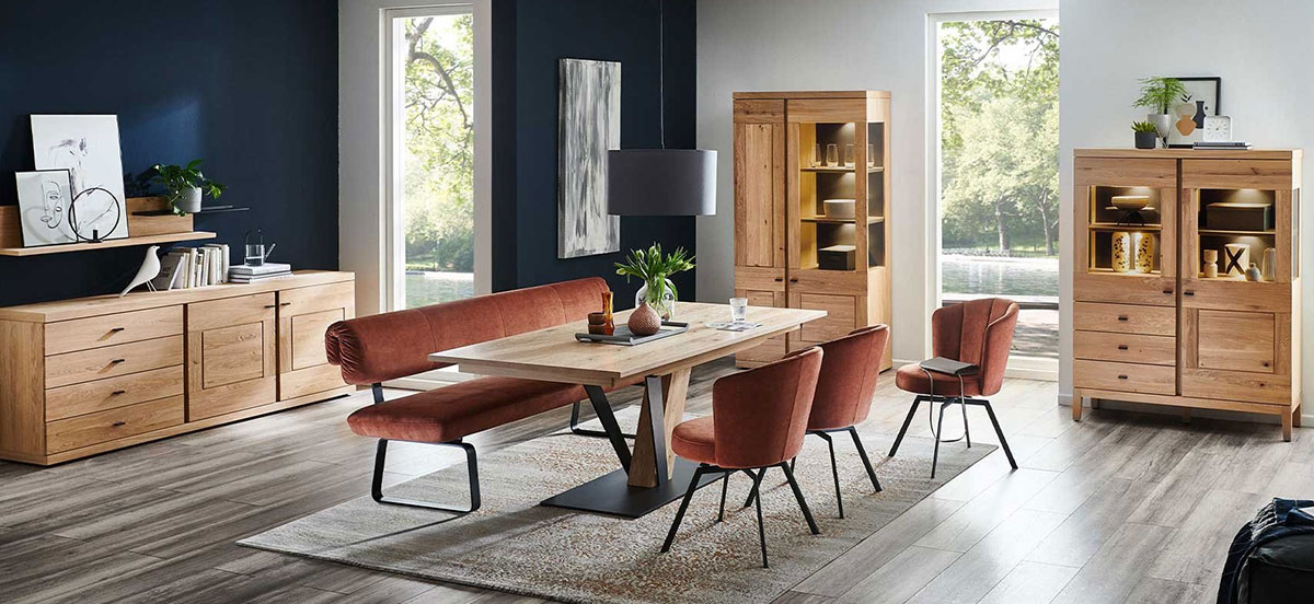 Venjakob Esszimmer mit der Serie Next Level 3000, Esstisch ET561 Ara, sowie Stuhl Elina und Bank P7 / Impuls in der Bezug-Farbe Kupfer